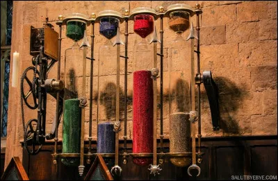 De quelles pierres précieuses les sabliers, qui comptent les points accordés aux Gryffondor et aux Serdaigle, sont-ils remplis ?