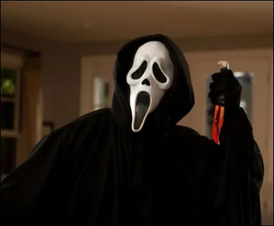 Dans "Scream", qu'est-ce que le serial killer propose comme jeu à l'adolescente Casey Becker ?
