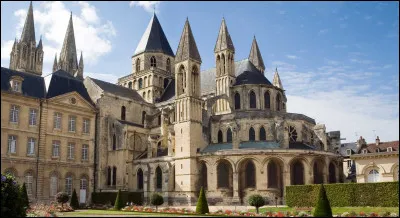 Où étudie Charli ?