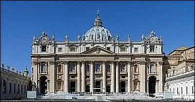 Histoire : 
Construite entre 1506 et 1626, à l'emplacement de l'ancienne basilique datant de 326, la basilique Saint-Pierre, fut bâtie à l'endroit où les premiers pèlerins venaient rendre un culte à l'apôtre, selon la volonté d'un empereur romain. Lequel de ces trois dirigeants a donné son accord pour rendre hommage à ce saint ?