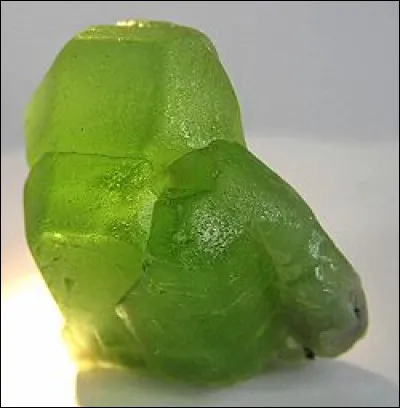 Quelle est cette pierre fine, toujours de couleur verte ?