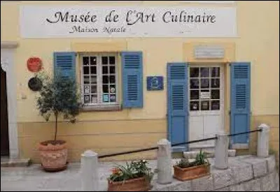 Quel grand cuisinier a l'honneur d'avoir pour musée, sa maison natale, à Villeneuve-Louvet ?