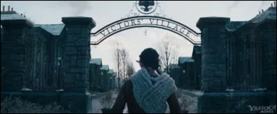Dans Hunger Games 2, qui vient rendre visite &agrave; Katniss dans le village des vainqueurs ?