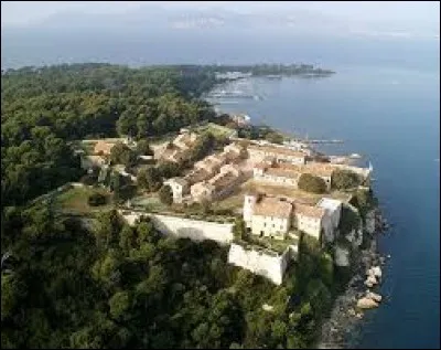 En face de Cannes, la plus grande des îles de Lerins qui a servi de prison au légendaire 'masque de fer' :