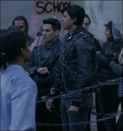 Lorsque Jughead fait la grève de la faim avec les Serpents, que lui apporte FP ?