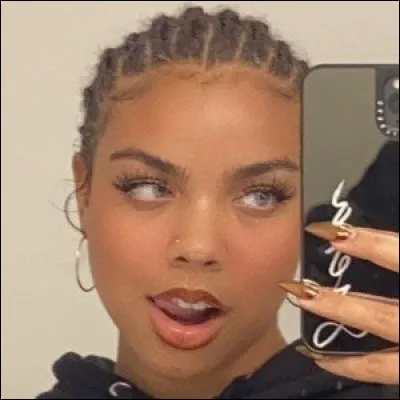 Qui est cette personnalité avec presque 3 millions d'abonnés sur TikTok ?