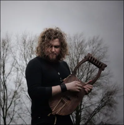 Complétez : 
"Loki..., Loki"