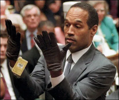 O.J. Simpson a été trainé devant la justice pour double meurtre. Le procès a commencé en 1994 et s'est terminé par un acquittement en 1995. 
Avant qu'il soit arrêté, O.J. Simpson a pris la fuite.
Laquelle des affirmations suivantes concernant la fuite est vraie ?