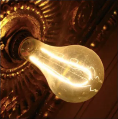 Trouvez parmi les listes, l'intrus qui n'est pas une source primaire : lampadaire, étoile, lave, projecteur, feu, planète.