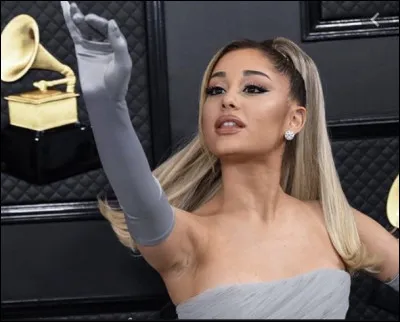 Est-elle gauchère ou droitière ?