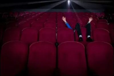 Qui se retrouve à assister seul(e) à "Pourquoi vous ne m'aimez pas : Le parcours amer de la vie d'une jeune femme" ?