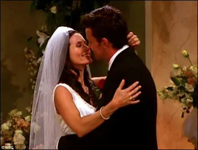 Qui Ross rencontre-t-il au mariage de Monica et Chandler ?