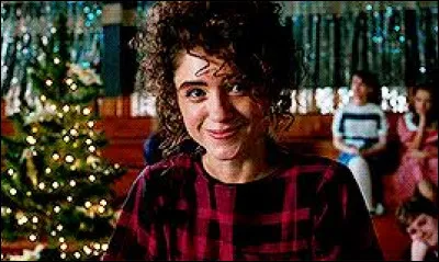 Quelle boisson Nancy distribue-t-elle au bal d'hiver ?