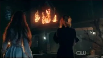 Que fait-elle chez elle dans la saison 1 ?