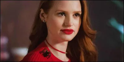 Que fait Cheryl en rentrant chez elle avec un seau pendant que les autres font leur spectacle ?