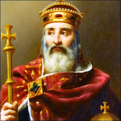 Quel terme d&eacute;signait les envoy&eacute;s du pouvoir carolingien, souvent religieux, charg&eacute;s d�inspecter le respect des ordres royaux par les vassaux ?