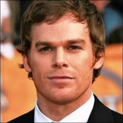 Dans quelle s&eacute;rie t&eacute;l&eacute;vis&eacute;e Michael C. Hall incarne-t-il un expert m&eacute;dico-l&eacute;gal qui tue des criminels ?