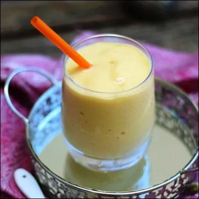 Quelle boisson traditionnelle indienne &agrave; base de lait ferment&eacute; est un aliment de base de la r&eacute;gion du Penjab ?