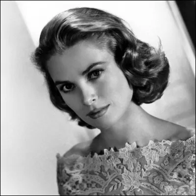 Quel couturier r&eacute;v&eacute;l&eacute; dans les ann&eacute;es 1950, qui avait comme cliente r&eacute;guli&egrave;re Grace Kelly, &eacute;tait surnomm&eacute; le "couturier des couturiers" ?