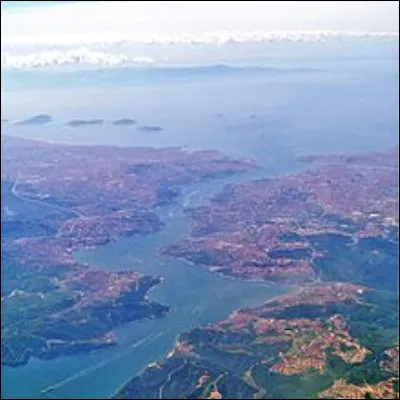 Quelle mer int&eacute;rieure est situ&eacute;e entre les d&eacute;troits des Dardanelles et du Bosphore ?
