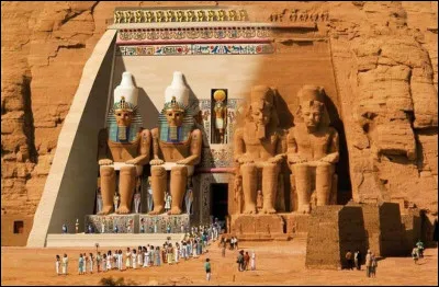 Ce temple est de forme d'hémispéos, c'est-à-dire que la partie sacrée du temple est construite directement dans la roche, accueillant 4 statues immenses réprésentant le pharaon :