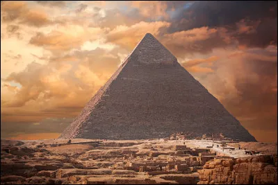 Cette pyramide imposante construite vers 2560 av J. -C, est la première des 7 merveilles du monde et aussi la seule de ses merveilles encore debout de nos jours. À quel pharaon appartient-elle ?