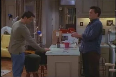 Combien d'argent perd Chandler au 'jeu du gobelet' contre Joey ?