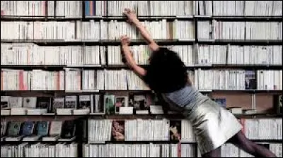 Quelle collection de livres de poche est créée en 1974 par les Éditions Gallimard ?