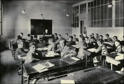 Dans les années 60 les écoliers employaient la colle Cléopâtre. Quelle odeur avait-elle ?