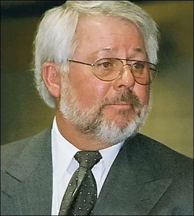 Un lanceur d'alerte américain est né le 17 décembre 1942. Il a été vice-président et responsable de la recherche et du développement pour la fabrique de cigarettes nommée "Brown & Williamson". 
Il a dénoncé l'industrie du tabac aux Etats-Unis.
Qui est ce lanceur d'alerte qui a été joué par Russell Crowe ?