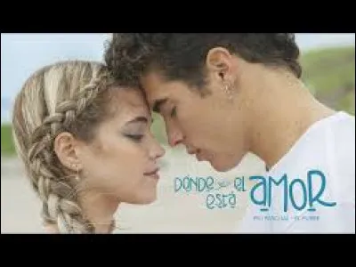 De qui Pilar est-elle amoureuse dans "Vive a tu manera" ?