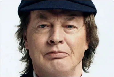En quoi est déguisé sur scène le guitariste Angus Young (AC/DC) ?
