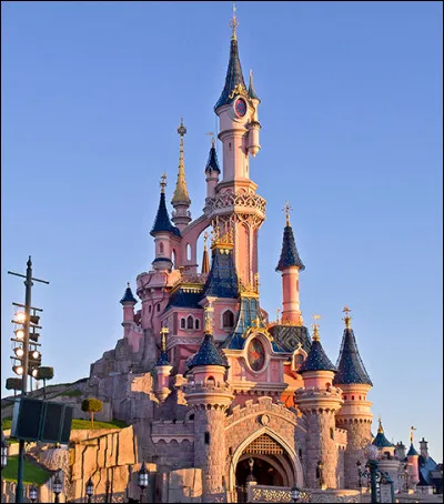 Quel groupe de hard rock possède une attraction dans le parc Disneyland Paris ?