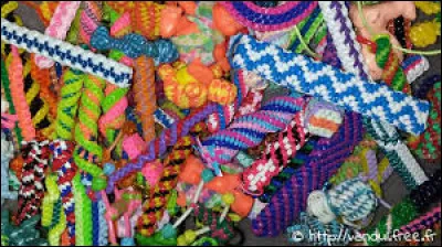 Quel est ce drôle d'objet que les enfants créaient avec des fils en plastique coloré et qui doit son nom à une chanson de Sacha Distel ?