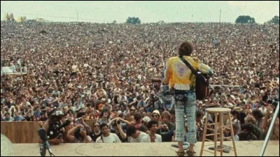 Du 15 au 18 août 1969 se déroula le festival de Woodstock, sur fond de guerre du Vietnam. Combien de personnes y assistèrent ?