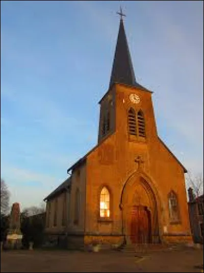 Nous sommes dans le Grand-Est devant l'église Saint-Pierre de Morville-sur-Seille. Village de la Communauté de commune du bassin de Pont-à-Mousson, il se situe dans le département ...