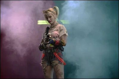 Quelle forme a le tatouage près de son œil gauche ?