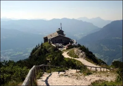 Près de quelle ville, Adolphe Hitler a-t-il fait construire la Kehlsteinhaus, plus connue en français sous le nom de ''Nid dAigle'', afin de servir aux réceptions et aux représentations pour le parti nazi ?