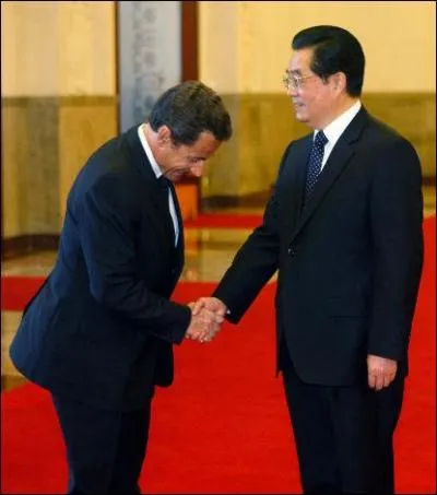 Nicolas Sarkozy s'est un peu trop inclin devant le Prsident chinois Hu Jintao. Qui, avant lui, avait abus des courbettes devant un 'communiste chinois' ?