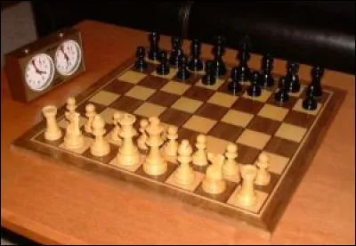 Au jeu d'échecs, quelle est la seule pièce qui ne peut jamais reculer ?
