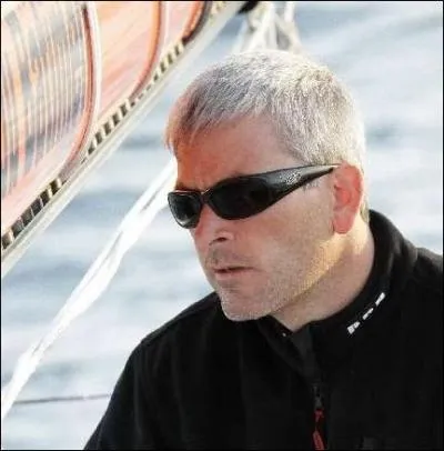 Il a remport le Vende Globe 2004-2005 et a secouru Jean Le Cam lors du Vende Globe 2008-2009 :