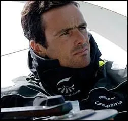 Aprs avoir fait  math sup ,  math sp  et le conservatoire de piano, il dcide finalement de naviguer :