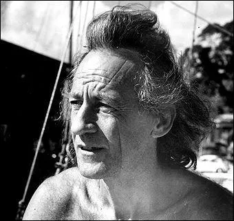 Lors de la premire course du monde  la voile en solitaire, il abandonne sa premiere place pour faire un deuxme tour du monde :