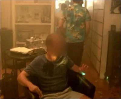 Commandement n10. Pourquoi cet homme est-il envahi par une foule de ftards chez lui ?