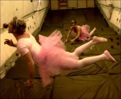 Commandement n11. Dans quel pays la bande a-t-elle d aller pour voler en apesanteur ?