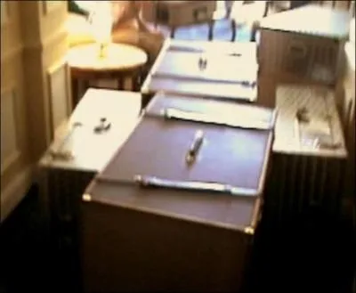 Youn loue une chambre dans un grand htel parisien et se fait livrer tous ces colis. Qu'y a-t-il  l'intrieur ?