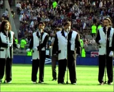 Quelle chanson ce 'groupe de Saint-Etienne' joue devant un public en furie dans un stade de foot avant le match ?