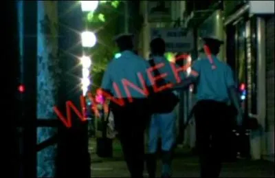 Quel membre du groupe a finalement gagn le concours de celui qui russira  se faire arrter par la police le plus vite possible ?