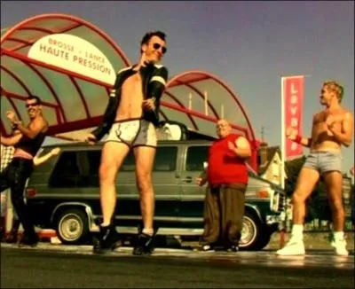 Quelle chanson Michal Youn a-t-il crite pour accompagner la sortie du film ?