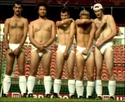 Commandement n1. De quel footballeur la bande doit-elle rester  9 m 15 ?